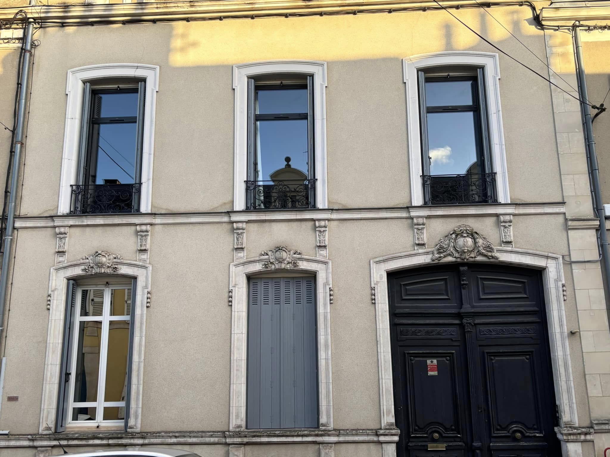 Fenêtre en bois posée par un menuisier au Mans