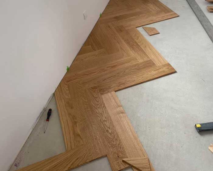 Pose de parquet par un menuisier au Mans