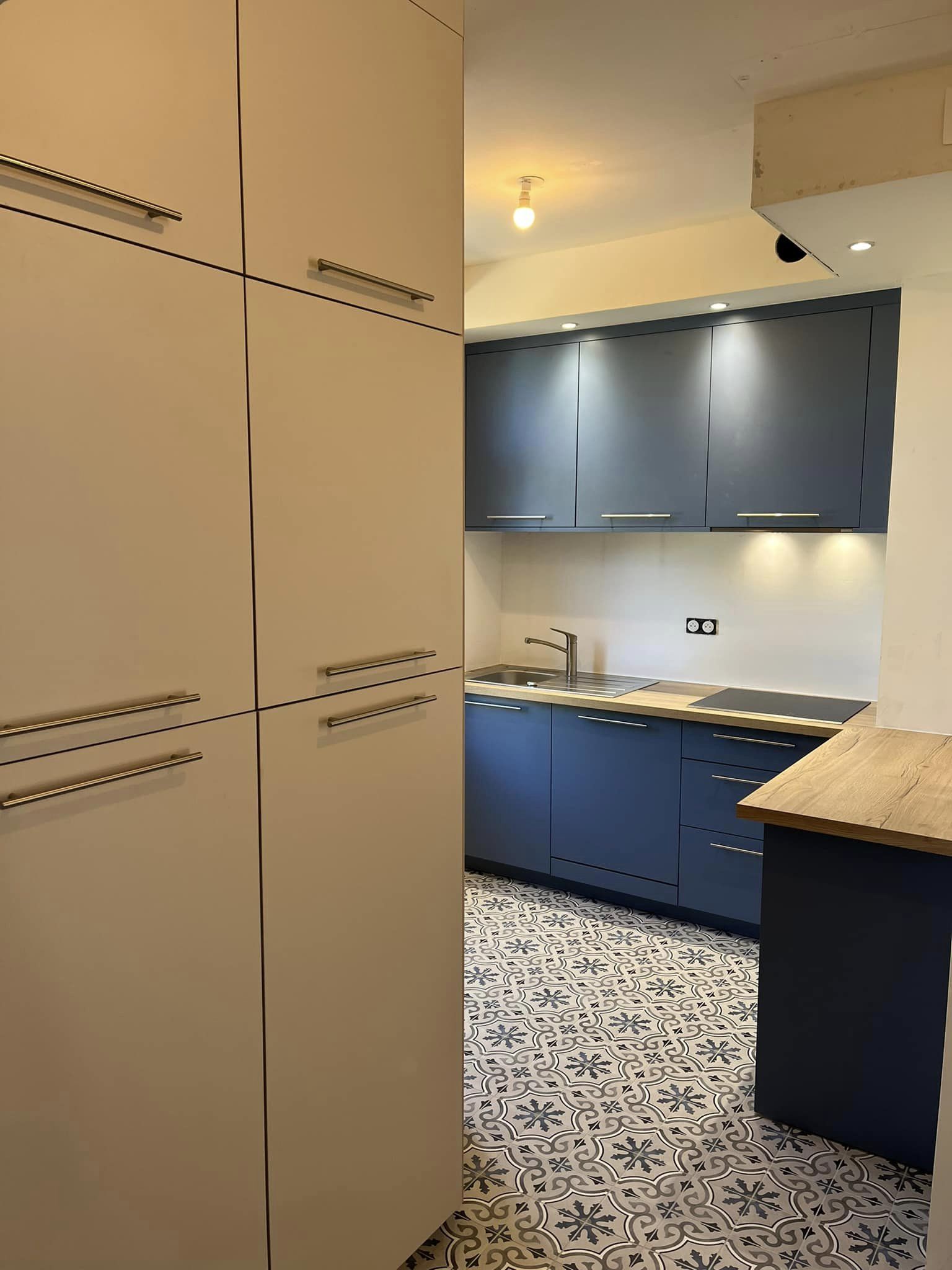 Fabrication et pose d'une cuisine bleu fumé et cachemire