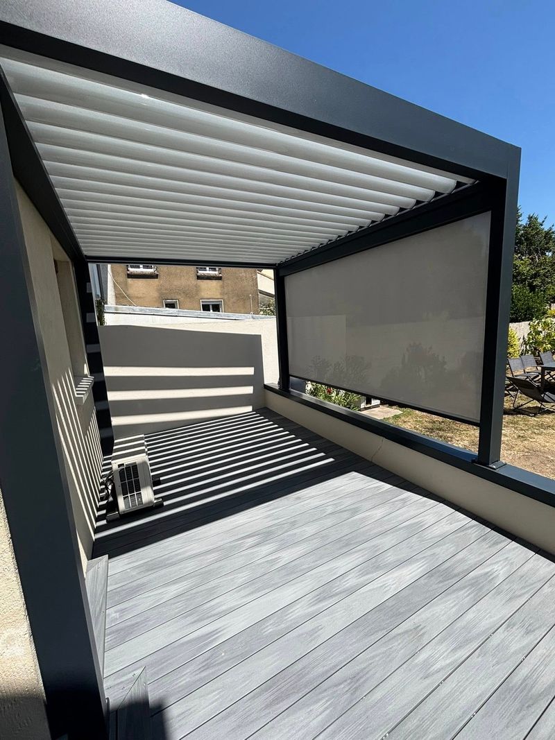 Pergola bioclimatique et terrasse composite
