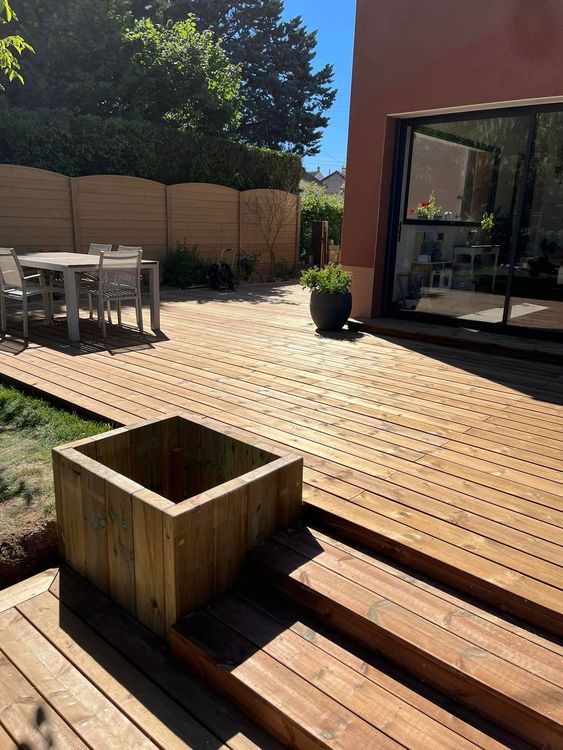 Terrasse avec bacs à fleurs